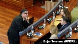 Deputetët të Lidhjes Demokratike të Kosovës gjatë një seance konstituive në Kuvend.