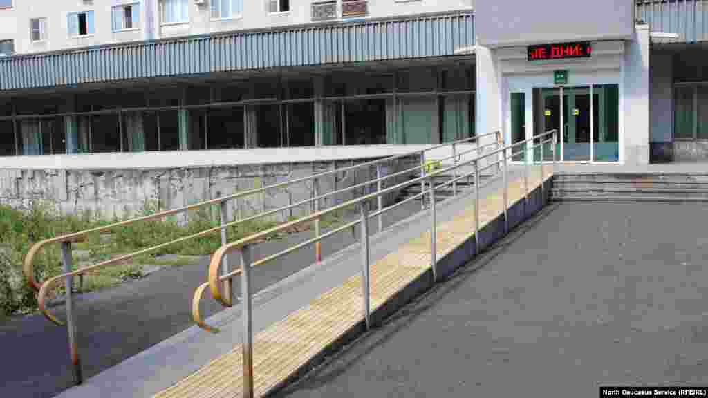 Это библиотека для слепых. Именно так и должен выглядеть пандус, сделанный по всем правилам. Вот и остается колясочникам посещать лишь избранные места.