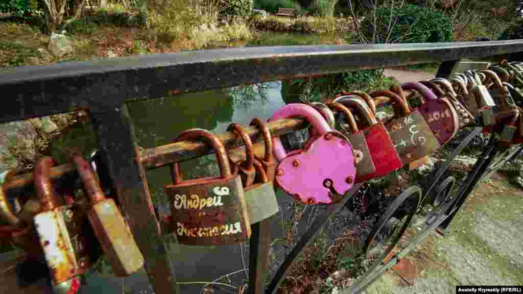 «Замковая» традиция местных молодоженов