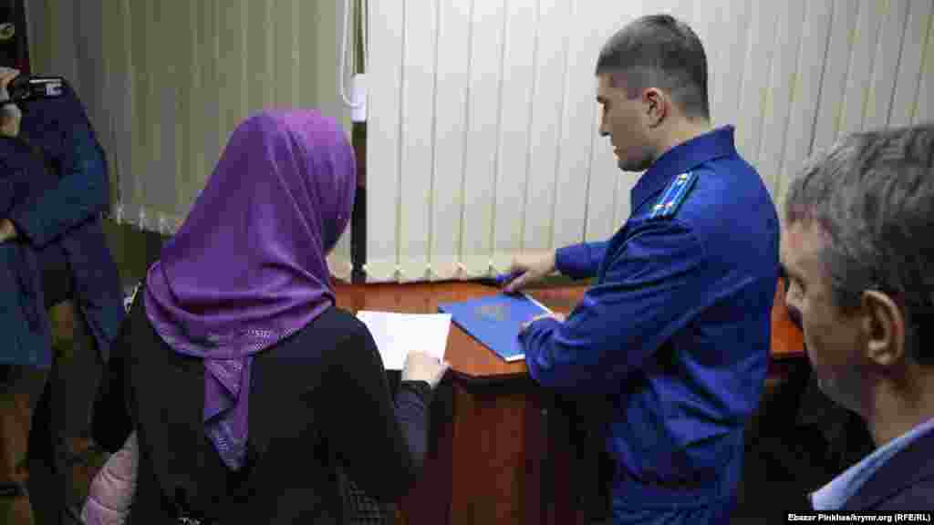 «Мне и Лиле Гемеджи было предоставлено предостережение в виде предупреждения, о том, чтобы я и Лиля Гемеджи не были организаторами проведения массовых собраний, митингов пикетов, шествий, без своевременного оповещения и разрешения на это», – рассказал Дилявер Меметов корреспонденту Крым.Реалии