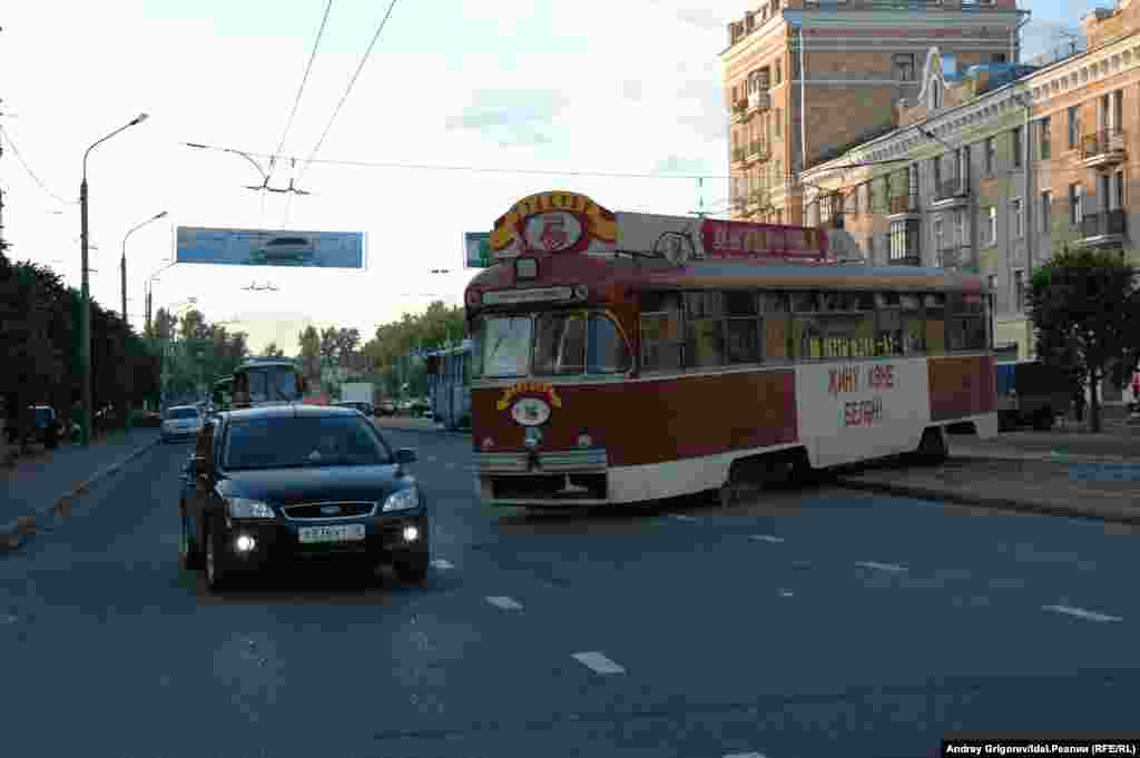 Tatarstan -- Kazan -- streetcar with restaraunt went off the rails -- 13Jun2007