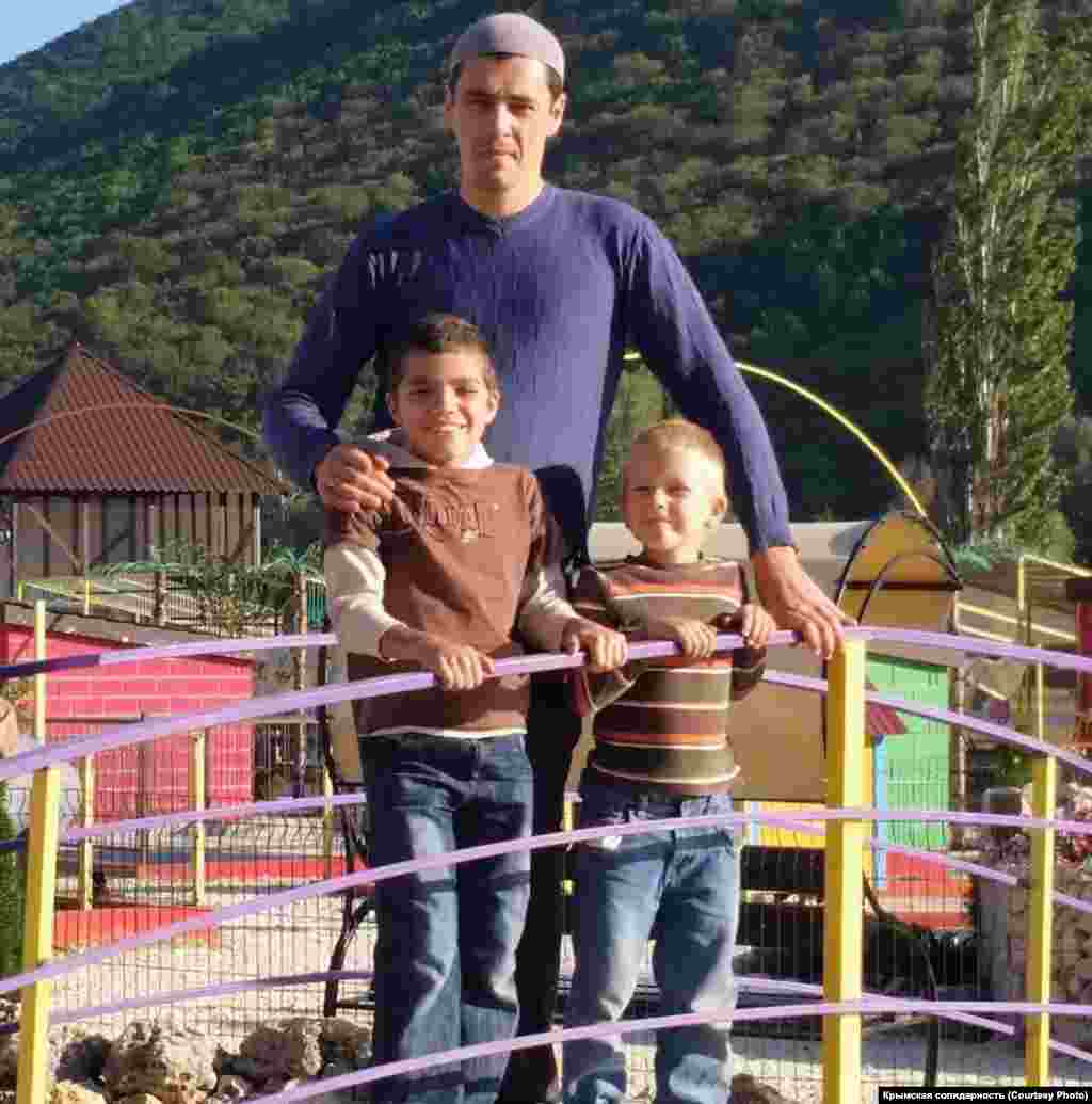 В «Крымской солидарности» говорят, что у Сулейманова ряд заболеваний сердца. Сообщается также, что его жена находится на восьмом месяце беременности и к ней не допускают родственников