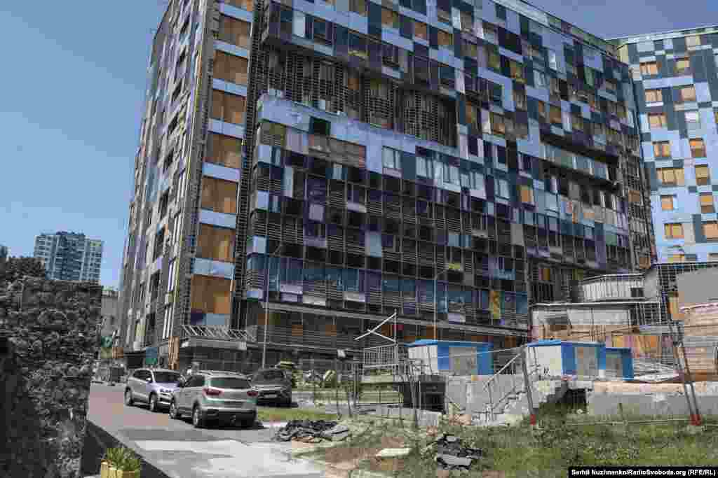 Новий корпус лікарні «Охматдит», пошкоджений внаслідок обстрілу, в день атаки та рік по тому. Активно відновлювати медзаклад почали у червні 2025 року.Відбудова фінансується виключно благодійними коштами, зібраними прицільно під це. Додаткове державне фінансування також передбачене у випадку потреби, але, за словами міністра охорони здоров’я України Віктора Ляшка, наразі необхідності залучення бюджетних грошей у МОЗ не бачать