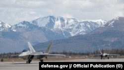 Истребители F-22 Raptor на взлётно-посадочной полосе базы Эльмендорф–Ричардсон, где в пятницу Дональд Трамп встретится с Владимиром Путиным, 2017 год