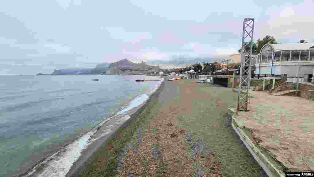 Пустынный центральный пляж Судака в день открытия турсезона-2025