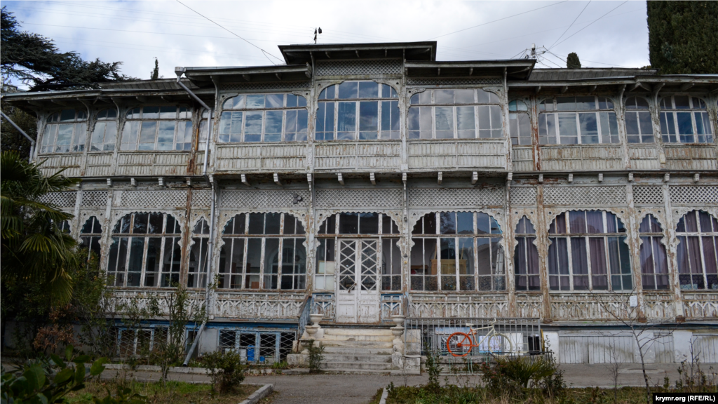 Усадьба Меллер-Закомельских. Старинная дача семьи Меллер-Закомельских расположена в «историческом сердце» Ялты, на бывшей Виноградной улице, а ныне улице Чехова