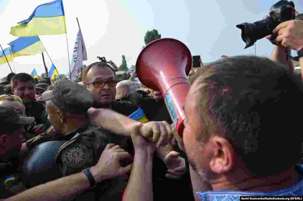 Штовханина між бійцями Нацгвардії та активістами, які виступали проти ходи