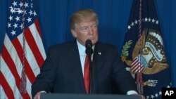 Президент США Дональд Трамп виступає після атаки на аеродром у Сирії, 7 квітня 2017 року