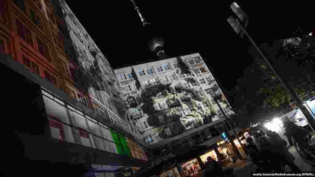 У програму входять, зокрема, інсталяції, виставки, презентації книжок, авторські читання, поетичний слем. На фото – світлова інсталяція на Александерплац