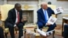 Президент США Дональд Трамп демонстрирует фотографии якобы убитых белых африканеров на встрече с президентом ЮАР Сирилом Рамафосой в Овальном кабинете Белого дома. Вашингтон, 21 мая 2025 года