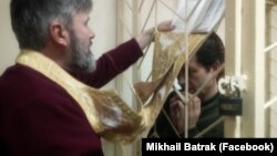 Воолодимир Балух і архієпископ Климент, якого 2 квітня суд в анексованому Криму призначив громадським захисником активіста