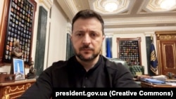 Віддати ядерну зброю в обмін на Будапештський меморандум було «абсолютно тупо, нелогічно і дуже безвідповідально», зазначив Володимир Зеленський