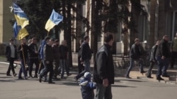 В прифронтовом Доброполье требуют вернуть украинскую символику в город (видео) В прифронтовом Доброполье требуют вернуть украинскую символику в город (видео)