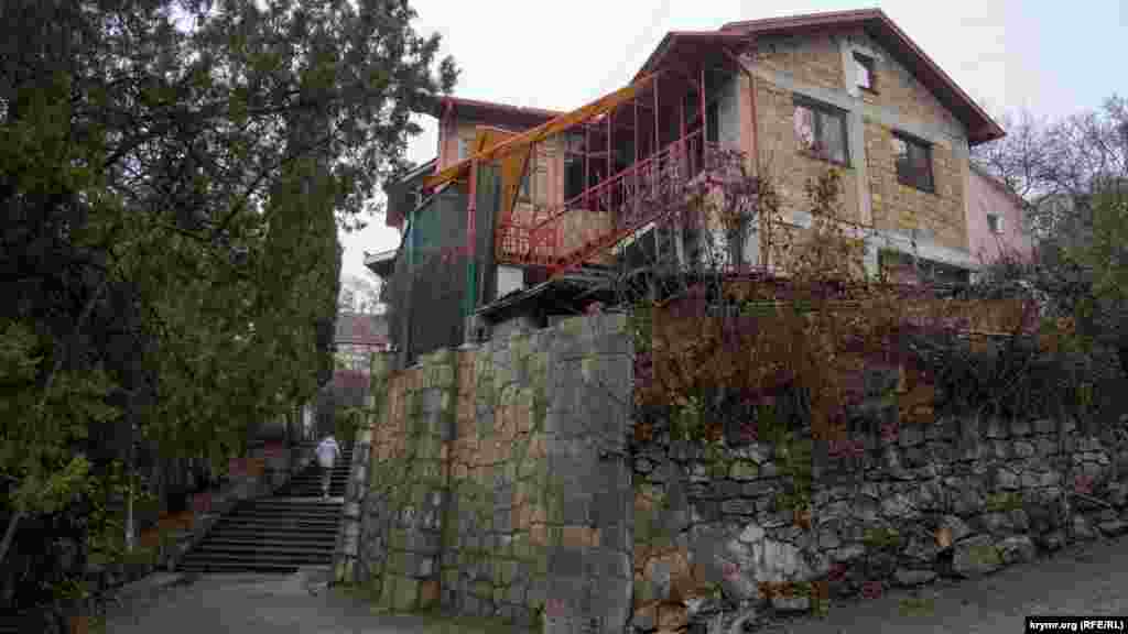 В районе автобусной остановки «Царская лестница»