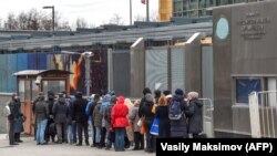 Очередь за американскими визами возле консульского отдела посольства США в Москве (Большой Девятинский переулок, 8)