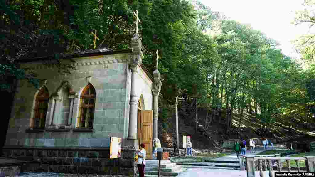 Каменная часовня у святого источника – единственное строение, которое сохранилось с момента строительства храма во второй половине XIX столетия