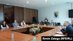 Edin Forto, ministar transporta i komunikacija BiH sa predstavnicima kompanija koje se bave međunarodnim cestovnim trasportom roba i putnika u Sarajevu, 17. aprila 2025. godine.