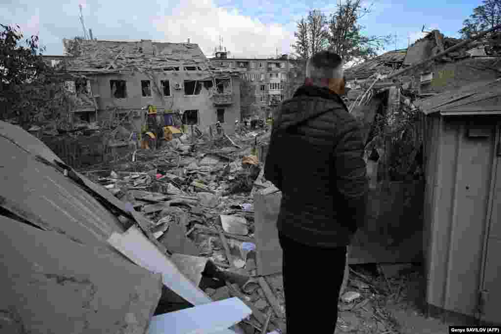 Унаслідок ракетних ударів по Дніпру частково зруйновано двоповерховий житловий будинок. З-під завалу рятувальники дістали п’ятьох загиблих. Ще одну жінку вдалося врятувати під час оголошення «хвилини тиші», її шпиталізували