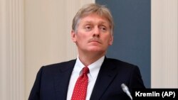 «У цій у всій історії занадто багато абсурду, щоб комусь вірити на слово, тому на слово ми нікому вірити не збираємося», – сказав Дмитро Пєсков