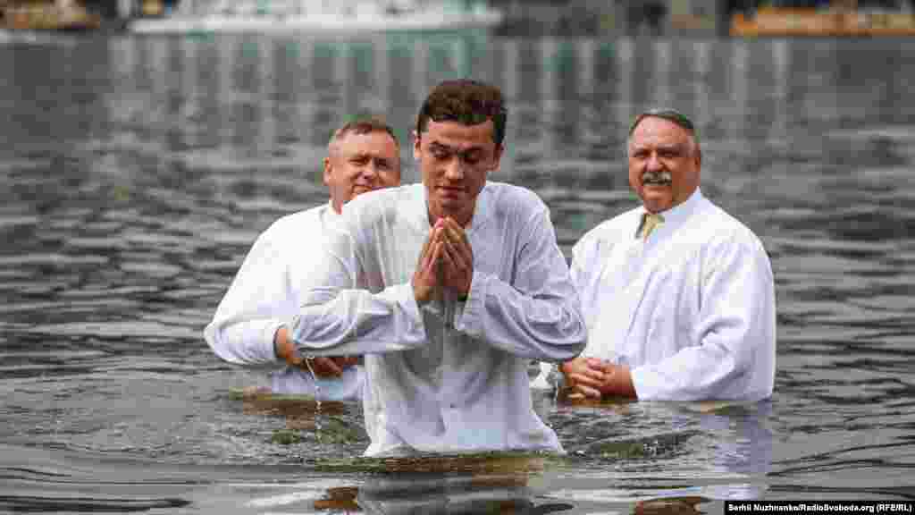 Пастор запитує: «Чи віруєте ви в Господа Ісуса Христа як у свого особистого Спасителя?», «Чи обіцяєте служити Йому до кінця свого життя?». При відповіді: «Так» служитель проголошує: «На основі твоєї віри та обіцянки хрещу тебе у воді в ім’я Отця, Сина і Святого Духа. Амінь», а потім на мить повністю занурює людину у воду