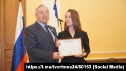 Награждение в Крыму Анны Кривецкой за специальный репортаж «На Запорожском направлении»