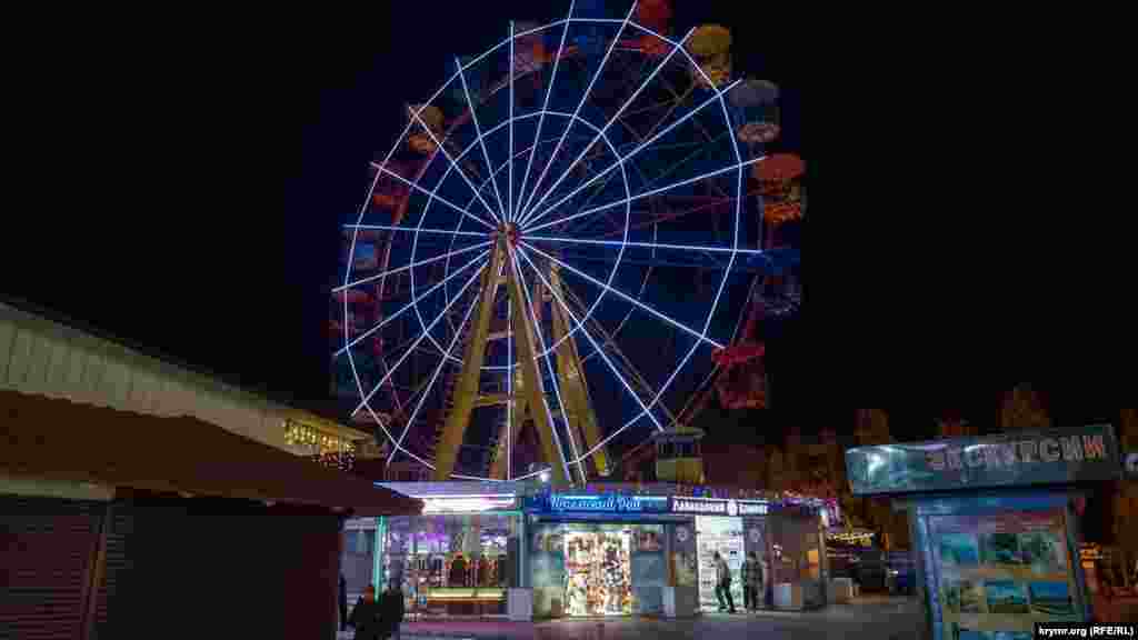 Колесо обозрения в приморском городе-курорте Алушта. Крым.Реалии побывали на алуштинской набережной в канун Рождества, празднуемого христианами восточного обряда