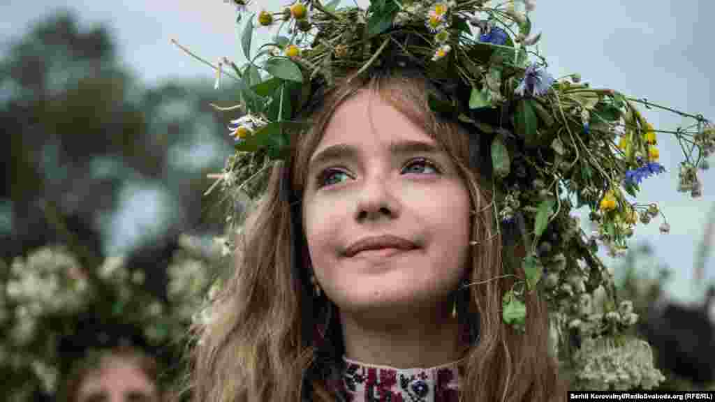 Майже всі дівчата прикрасили голови вінками з купальських трав. Існує повір'я, що зібрані в ніч на Івана Купала чи вранці рослини мають особливу, надзвичайну силу  