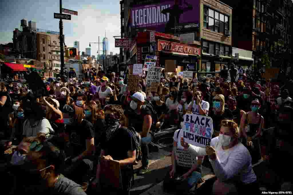 Люди стоять на колінах посеред Сьомої авеню під час маршу «Black Lives Matter» («Життя чорношкірих мають значення»). Нью-Йорк, штат Нью-Йорк, США