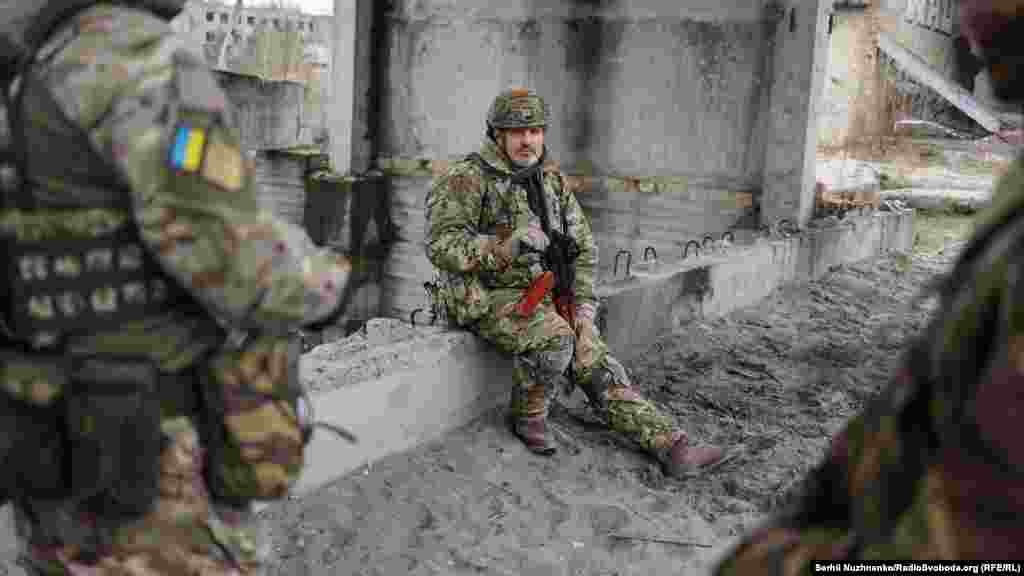 Денис, 45 років, архітектор, у загоні тероборони з 2018-го, командир відділення стрілецької роти. «Якщо Росія нападе з якогось напрямку, де немає такої щільності наших військ, як на донбаському фронті, має бути тотальний опір по всій країні. Агресор має знати, що навколо нього буде вороже середовище. Тероборона буде чинити опір»