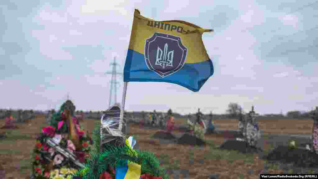 Прапорець полку «Дніпро-1» на одній з опізнаних могил