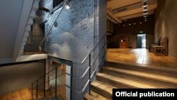 Действие "Шествия" происходит во всем здании Студии театрального искусства