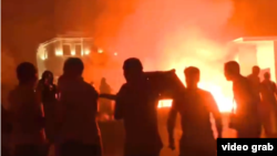 Штурм резиденції колишнього президента Киргизстану Алмазбека Атамбаєва триває кілька годин