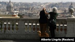 Запит на отримання тимчасового дозволу на проживання (permesso di soggiorno) можуть подавати робітники зі сфери домашніх послуг, які працюють у сім’ях (доглядальниці, прибиральниці, няні), та особи задіяні в сільськогоcподарськогому секторі