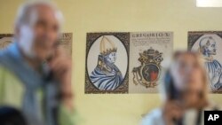 Slika pape Grgura X., koji je izabran nakon najduže održane konklave u historiji Rimokatoličke crkve, izložena je u Papinskoj palati u Viterbu, Italija, 2. maja 2025.