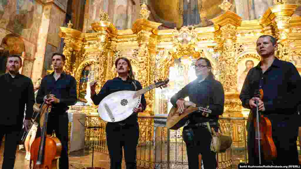 «Хорея Козацька» – музичний колектив стародавньої музики з Києва під час відкриття виставки 