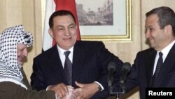 მარცხნიდან: პალესტინის ლიდერი იასირ არაფატი, ეგვიპტის პრეზიდენტი ჰოსნი მუბარაკი და ისრაელის პრემიერ-მინისტრი ეჰუდ ბარაკი. შარმ ელ-შეიხი, 9 მარტი, 2000.