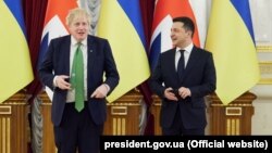 Luni, 14 martie, Boris Johnson a organizat o întâlnire secretă la o reședință oficială din afara Londrei, cu membrii JEF, o alianță formată din membrii a zece țări din nordul Europei. Foto împreună cu Volodimir Zelenski, cu mult înainte de invadarea Ucrainei de către Rusia.
