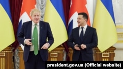 Президент України Володимир Зеленський (праворуч) і премʼєр-міністр Великої Британії Борис Джонсон. Київ, 1 лютого 2022 року