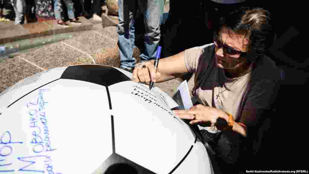 31 мая стало известно, что крымчанин Александр Кольченко, который отбывает срок в исправительной колонии в российском Копейске (Челябинская область), объявил о начале голодовки с 31 мая в знак солидарности с Олегом Сенцовым