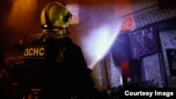 Рятувальники гасять пожежу після одного з попередніх російських ударів по Харкову, архівне фото