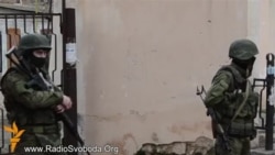 Российские военные по-прежнему на улицах Симферополя Российские военные по-прежнему на улицах Симферополя