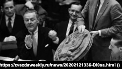 Генри Кебот Лодж – представитель США в ООН – показал герб. Открыл и продемонстрировал средство прослушивания, 1953 год