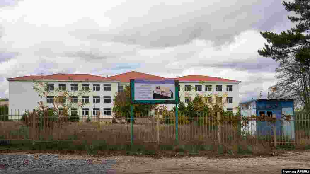 Новую школу второй год не может достроить генподрядчик «СФ Строитель». В паспорте объекта дата и начало строительства закрашены