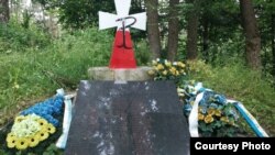 Один зі сплюндрованих українських пам'ятників