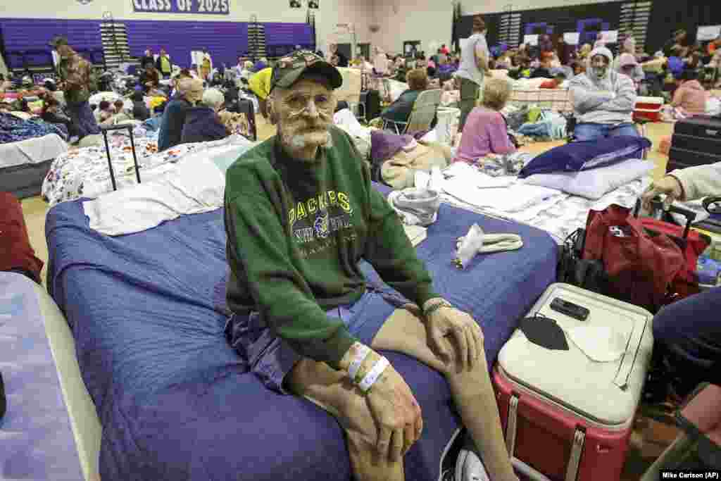 Білл Роджерс є одним із 700 людей, яких евакуювали із небезпечної зони до спортивного залу в середній школі Рівер-Рідж у зв'язку з наближенням урагану «Мілтон». Нью-Порт-Річі, штат Флорида, 9 жовтня 2024 року  