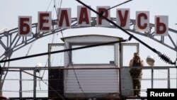 Прикордонник на кордоні між Польщею та Білоруссю