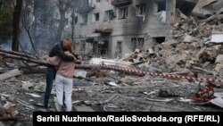 Біля зруйнованого російським ракетним ударом будинку. Київ, 17 червня 2025 року 