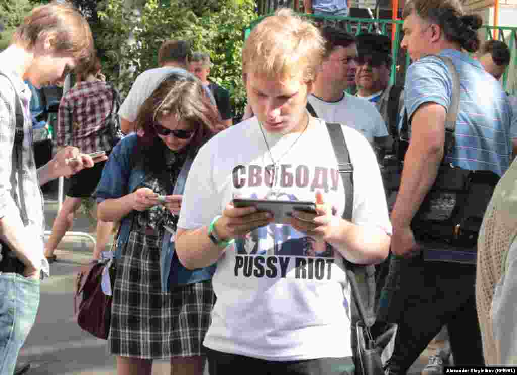 Самая популярная надпись на майках "Свободу Pussy Riot!"