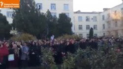 В Дагестане студенты вышли на митинг, чтобы поддержать преподавателя В Дагестане студенты вышли на митинг, чтобы поддержать преподавателя