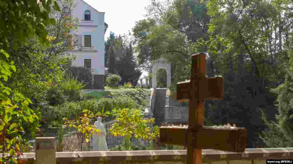 На территории монастыря расположено кладбище для иноков и служителей. Белое здание братского корпуса не так давно было восстановлено – оно сильно пострадало во время Второй мировой войны. Для наглядности на фасаде оставили незаштукатуренные места, где видны следы от пуль